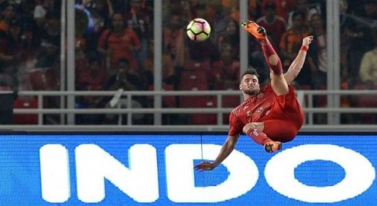 gallery-pemain-persija-jakarta-marko-simic-saat-tendangan-salto-min